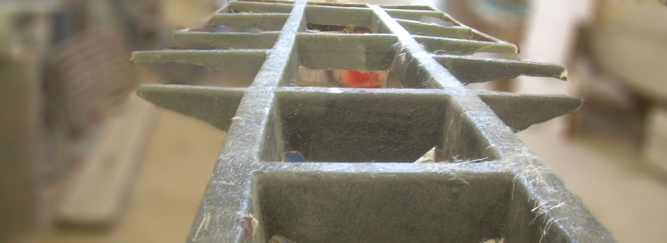 <b>630 Cuddy</b>Grilla estructural con 4 largueros longitudinales y 6 planeros <b>Antitorsión</b>